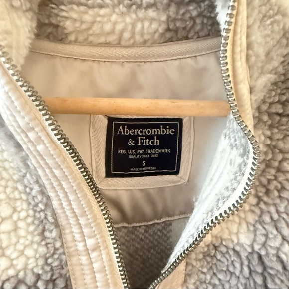 Abercrombie & Fitch Cream and Gray Checkered Fleece - Picture 9 of 11